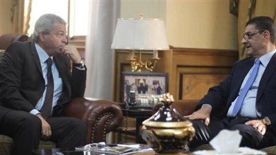 اشتعال حرب تكسير العظام بين وزير الرياضة ومجلس الأهلي.. رئيس النادي يُكذِّب تصريحات «خالد عبدالعزيز».. انتقادات مستمرة من «الأحمر» للائحة.. والوزير يستخدم «كارت بيبو» للر