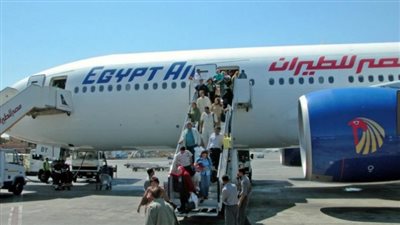 ملصق ورقي يثير الذعر على رحلة أثينا بمطار القاهرة.. «مصر للطيران»: البلاغ سلبي والتعقيم إجراء احترازي.. 6 ركاب يلغون سفرهم تشاؤما من الرحلة.. ومصدر أمني: الورقة بوستر لأغنية فرقة الروك الأمر