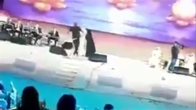 القبض على فتاة الطائف بعد احتضانها ماجد المهندس بحفل سوق عكاظ (فيديو)