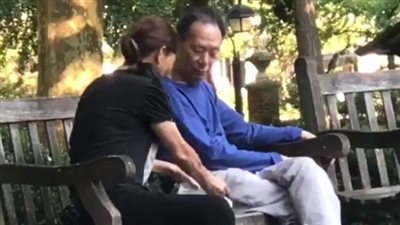 امرأة تحبس طائرا اصطادته بيدها (فيديو وصور)