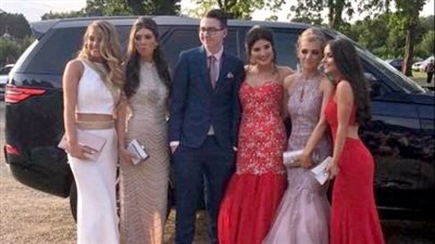 شاب خجول يحصل على أكثر من المتوقع في حفل تخرجه (صور)