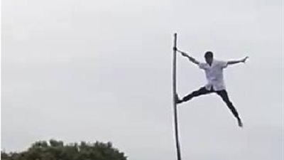 شاب يعرض حياته للخطر من أجل عرض بالشارع (فيديو وصور)