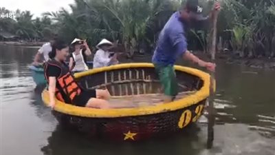 شاب يحول قاربا إلى لعبة ملاهي بحركات مذهلة (فيديو)