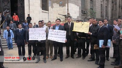 بالفيديو والصور.. وقفة للمرفوضين من التعيين بالقضاء أمام مكتب النائب العام