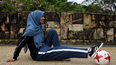 فتاة محجبة تبهر مستخدمي الإنترنت بمهاراتها في كرة القدم (فيديو)