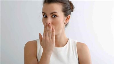 احذر.. رائحة الفم الكريهة مؤشر للإصابة بهذا المرض المعوي