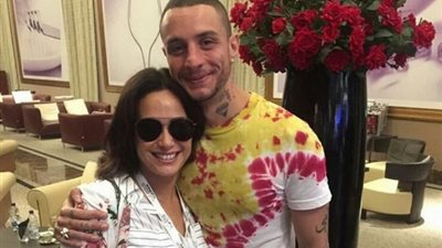 أحمد الفيشاوي يقبل رأس هند صبري