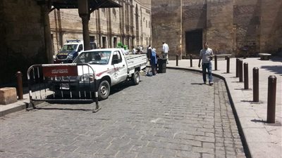 أطفال الجمعيات الخيرية يشاركون في تنظيف حمام النحاسين بشارع المعز