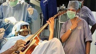 هندي يعزف «الجيتار» أثناء خضوعه لجراحة في المخ