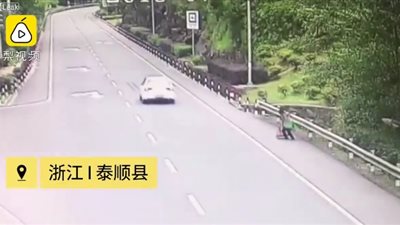 امرأة تنجو من الموت وتتسبب في حادث انقلاب مروع (فيديو)