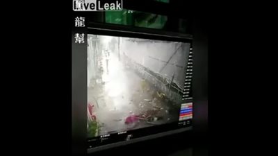 لحظة انهيار سقف خشبي فوق امرأة (فيديو)