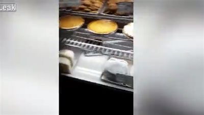 لقطات صادمة لفأر يتجول بين المخبوزات والحلوى (فيديو)