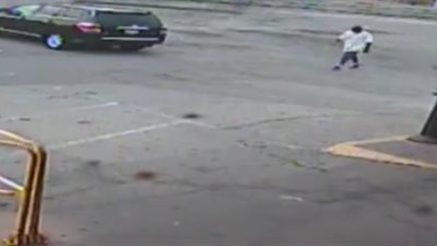 لحظة هجوم لص على امرأة وسرقة حقيبتها (فيديو)