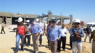 بالفيديو والصور.. محافظ قنا يتفقد الصوامع وإدارة مرور نجع حمادي