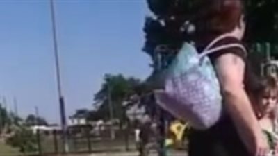 رد فعل صادم لامرأة تشاجر طفلها مع شقيقته (فيديو)