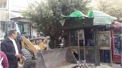 لجنة تراخيص الأكشاك في القاهرة تزيل المخالف في الموسكي والزيتون