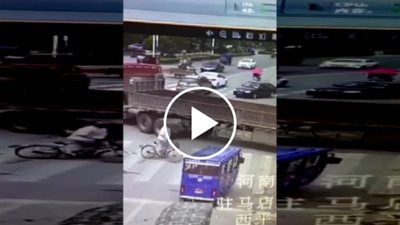 فتاة تنجو بإعجوبة بعد أن دهستها شاحنة عملاقة (فيديو)