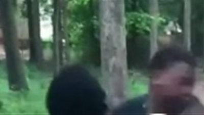 مشاجرة عنيفة بين شابين وسط تشجيع أصدقائهم (فيديو)