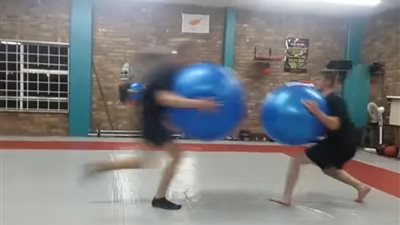 «هزار» شابين يتسبب في سقوط أحدهما بطريقة مروعة (فيديو)