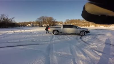 نهاية مؤلمة لشاب حاول التزحلق على الجليد بطريقة غريبة (فيديو)