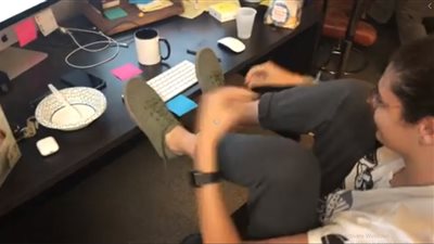 فتاة حسناء تستعرض مهاراتها في ربط حذائها بيد واحدة (فيديو)