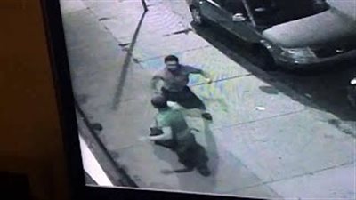 بالفيديو.. أغرب مشاجرة تبدأ بدون سبب وتنتهي بالعناق