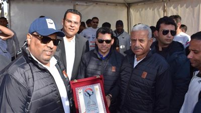 وزير الشباب والرياضة يتفقد معرض المشروعات الحرفية واليدوية بالسويس