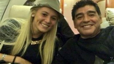 «مارادونا» يطلب الزواج من فتاة تصغره بـ30 عامًا