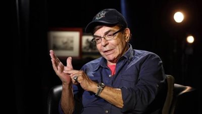 في عيد ميلاده الـ 83..سمير صبري سكن عمارة النجوم..تبناه عبد الحليم بعد كذبة أجادها..ساعد في كشف لغز مقتل السندريلا| فيديو