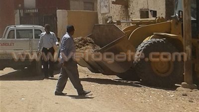 بالصور.. رفع 230 طن مخلفات من ترع قنا