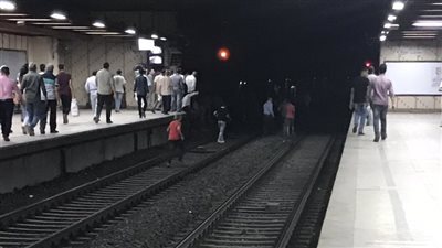 ركاب المترو يسيرون على القضبان بعد توقف حركة الخط الثاني (صور)