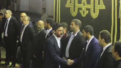 أحمد سليمان وبيبو والشاطر وخشبة في عزاء والد زوجة شوبير (فيديو وصور)