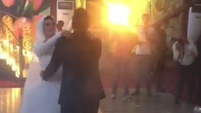 «دي جي» يوقف عريسا خرج على النص في رقصته الأولى (فيديو)