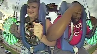 شاب يفقد وعيه بلعبة ملاهٍ شاهقة الارتفاع (فيديو)