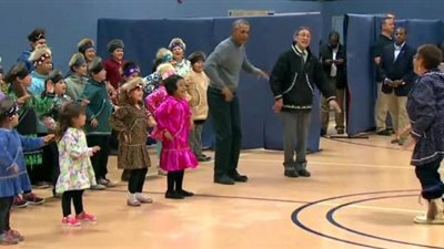 بالفيديو.. أوباما يؤدي رقصة سكان «ألاسكا الأصليين»