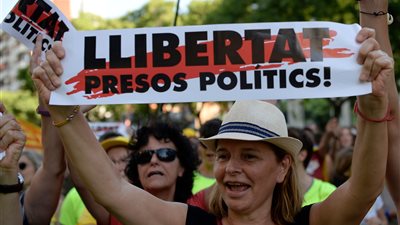 آلاف المتظاهرين ببرشلونة يطالبون بإطلاق سراح الزعماء الانفصاليين (صور)