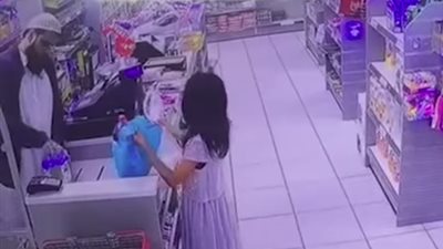 زجاجة مشروب غازي تحدث فوضى عارمة بمتجر (فيديو)