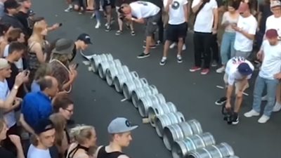 شاب يقفز من أعلى 13 برميلا (فيديو)