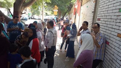 أولياء أمور «القومية» بالعجوزة يحتجون على الرسوم غير المعتمدة (صور)