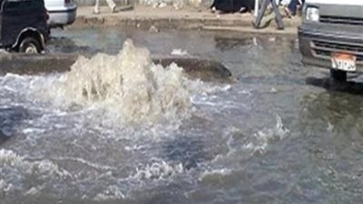 توقف الحركة المرورية بالزاوية الحمراء بسبب كسر ماسورة مياه