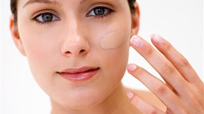 حيلة بسيطة لوضع كريم الشمس دون تلطيخ المكياج