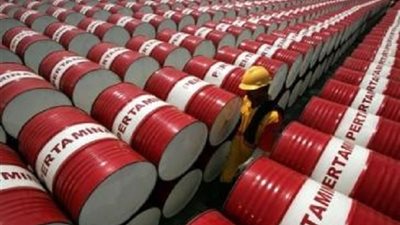 النفط يرتفع قليلا عند التسوية بعد تعاملات متقلبة