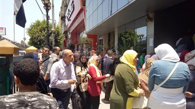 طوابير أمام البنك الأهلي بالجيزة لدفع رسوم تظلمات الثانوية العامة