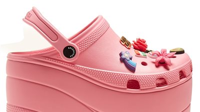 حذاء «كروكس» بالكعب العالي يثير جنون مستخدمي الإنترنت (صور)