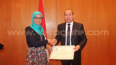 بالصور.. محافظ دمياط يكرّم خطيب مسجد والطالبة الفائزة بجائزة «إنتل»