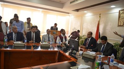 وزير الشباب ومحافظ مطروح يبحثان تطوير الأندية (صور)