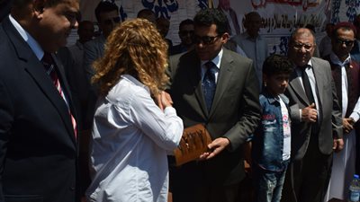 محافظ مطروح ووزير الشباب يتسلمان تيشيرت الفريق الإسباني