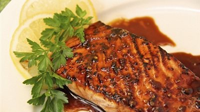 طريقة إعداد سمك سالمون بصوص الثوم والبارميزان