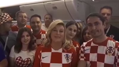 رئيسة كرواتيا تبهر روسيا قبل انطلاق المباراة النهائية (فيديو)