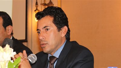 وزير الشباب يتفقد مركز التعليم المدني والملعب الخماسي بمطروح